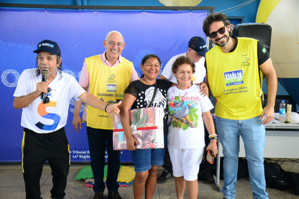 TRT-14 e MPT entregam notebooks à moradora premiada