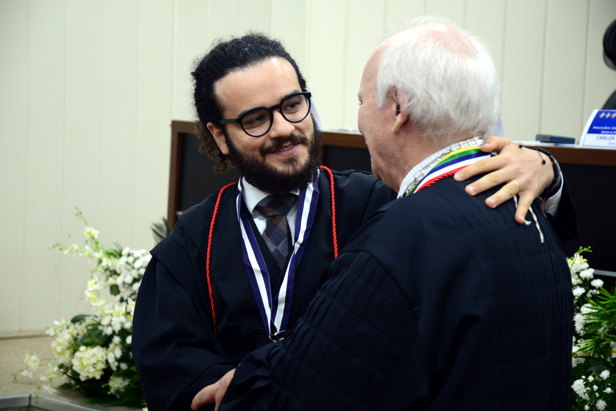 Procurador-Chefe do MPT recebendo a comenda do presidente do TRT-14