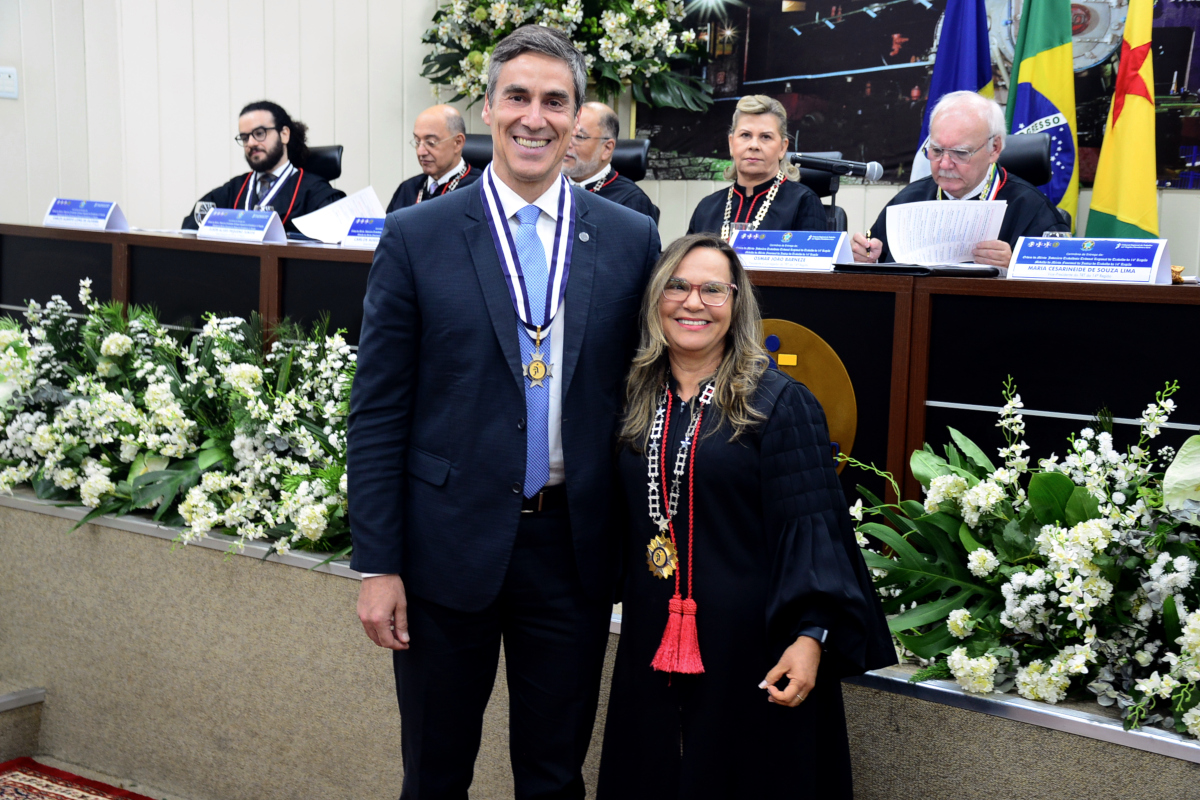 Nivaldo Dóro recebeu a comenda da desembargadora Maria Cesarineide