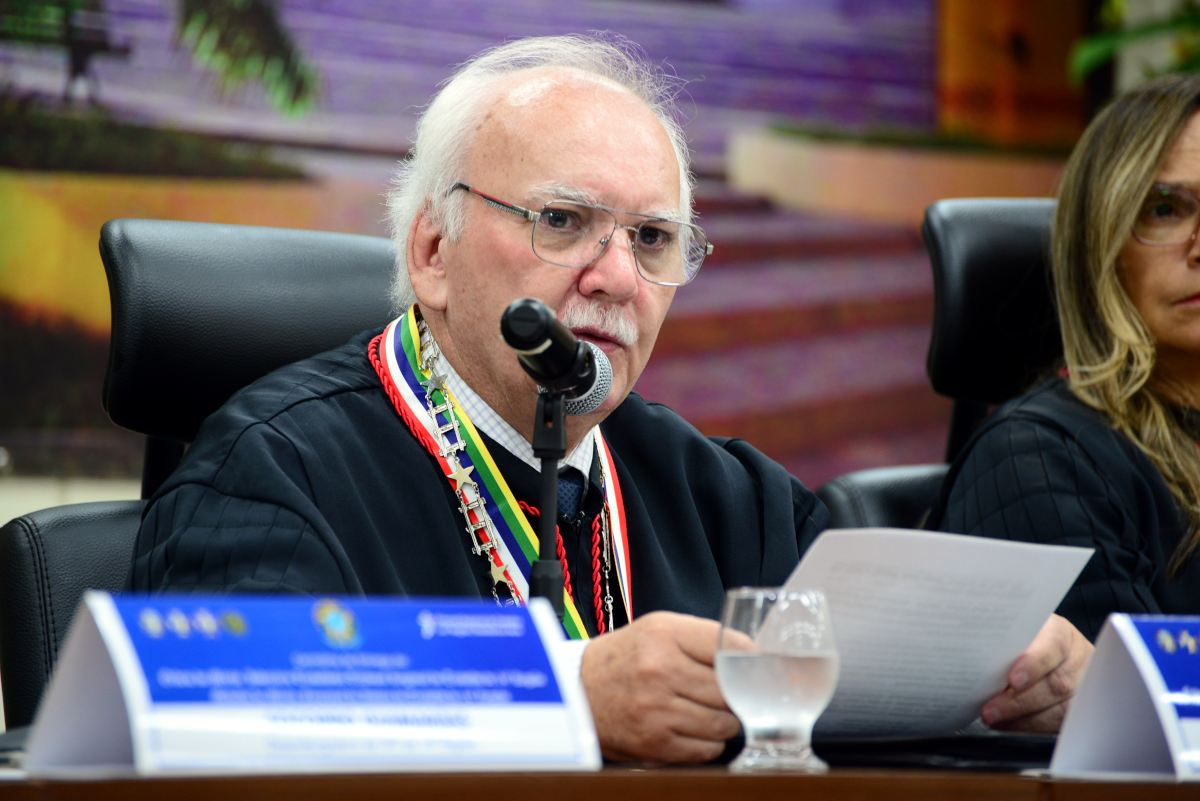 Presidente do TRT-14, desembargador Osmar Barneze, discursa durante o evento