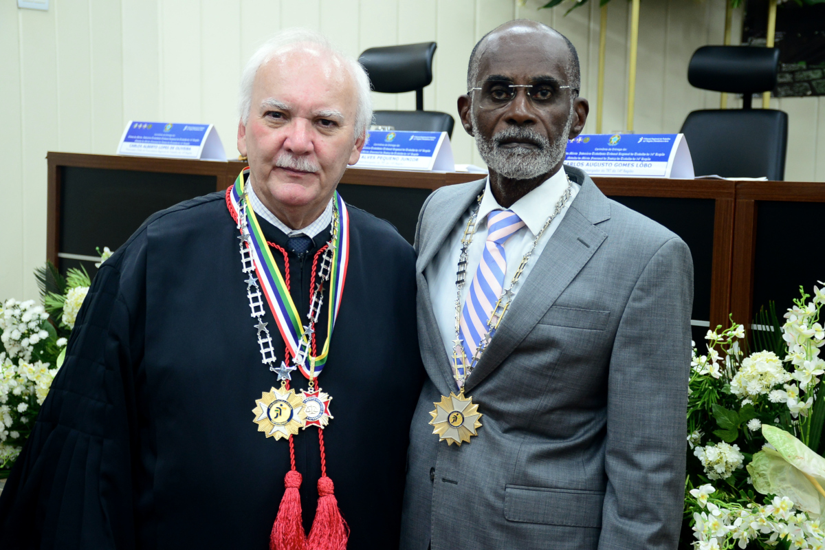 Presidente do TRT-14 e presidente do TRT-11 pousados em foto com comendas