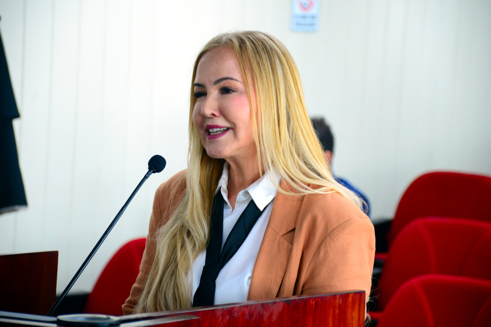 juíza Ana Maria, titular da Vara do Trabalho de Cacoal, fala na tribuna do Tribunal Pleno