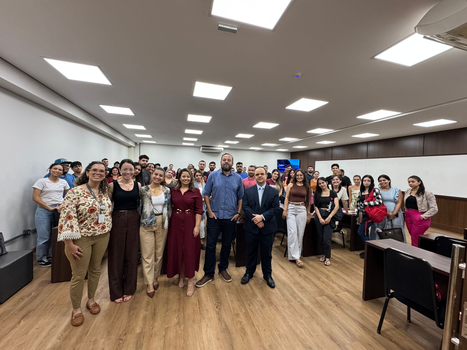 Foto pousada da turma junto com os representantes do TRT