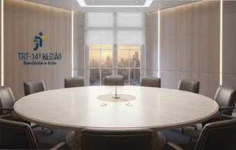 sala de reuniõe. No centro, uma grande mesa redonda de madeira clara está cercada por cadeiras de couro cinza escuro. No meio da mesa, há um painel circular com microfones. Ao fundo, uma ampla janela com persianas oferece uma vista da cidade ao pôr do sol. A parede de madeira clara exibe a logomarca e o nome 