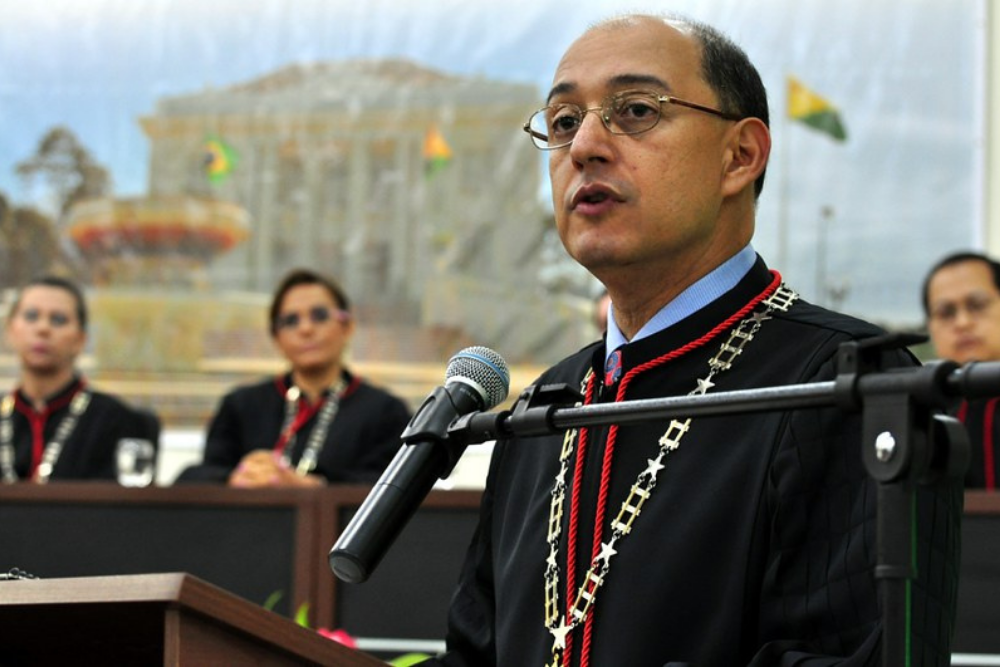O desembargador Carlos Lôbo, por sua vez, é natural de Porto Velho (RO) e graduado em Direito pela Universidade de Brasília (UnB), em 1984. Antes da magistratura, atuou na advocacia, procurador jurídico da Assembleia Legislativa de Rondônia entre 1986 e 1990. Iniciou sua carreira como juiz nas JCJs de Rio Branco (AC) e Porto Velho (RO), tendo sido titular da 5ª Vara. Exerceu ainda funções no Tribunal Pleno como juiz convocado.